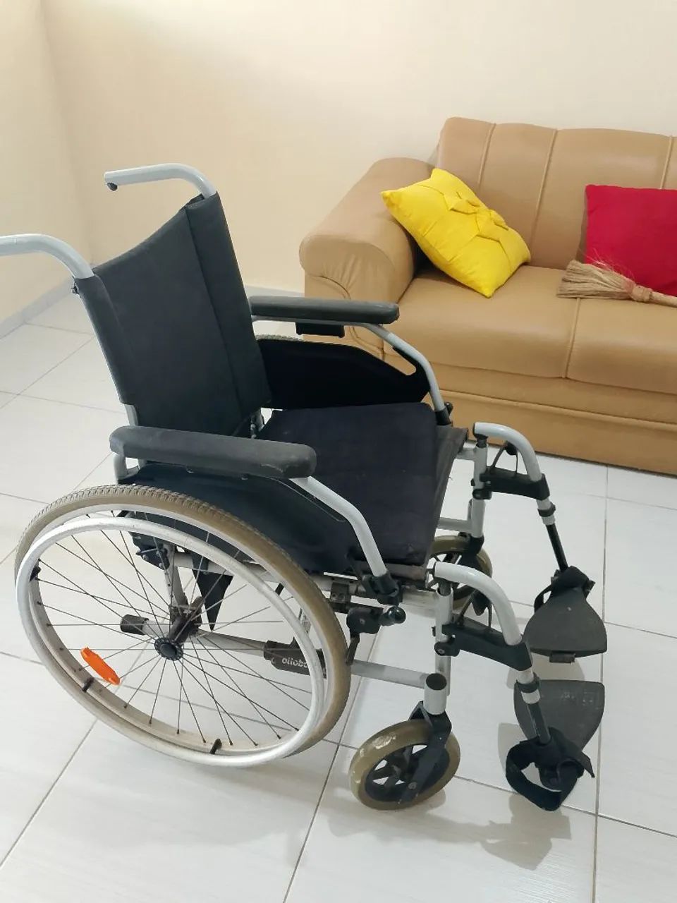 Cadeira de rodas seminova bem conservada - Foto 2