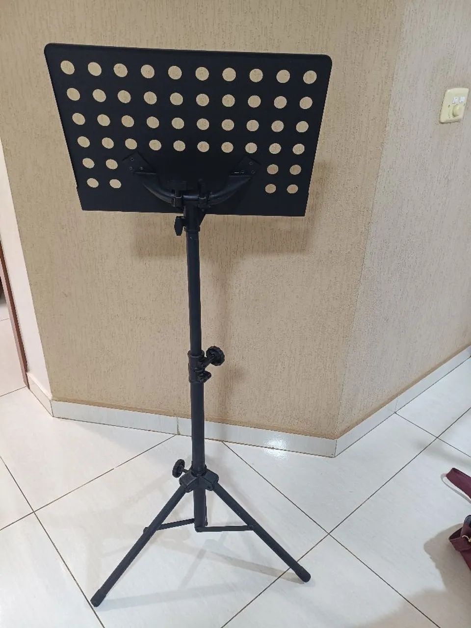 Estante para partitura e tablet. CIFRAS.