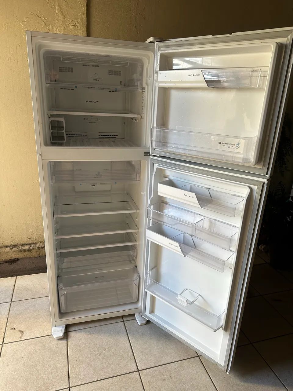 Vendo uma geladeira Eletrolux frost free 474litos bem conservada (Entrego) - Foto 4