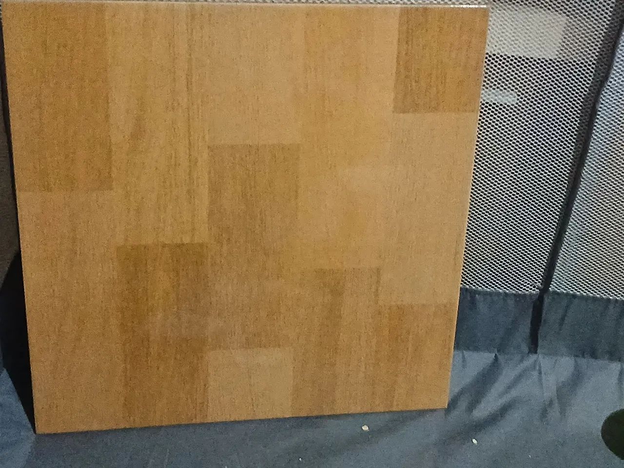 Vendo  12 caixas de pisos porcelanato  20 reais o metro 