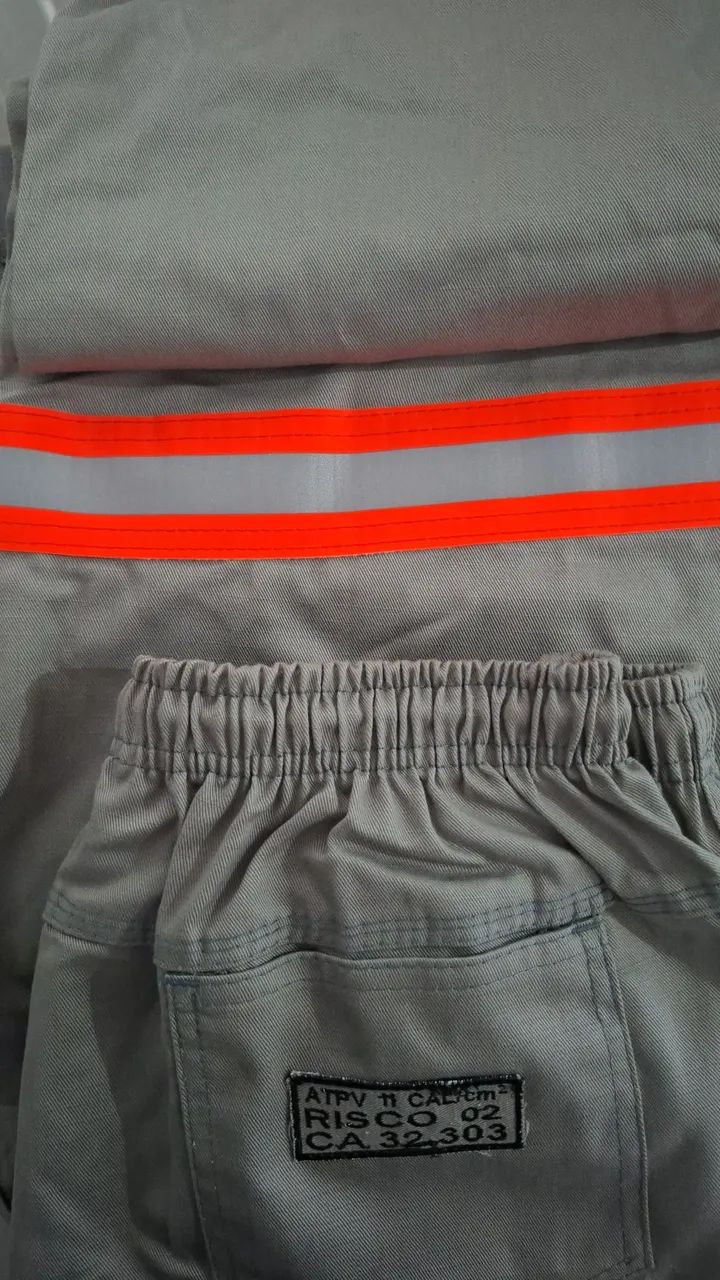 Causa e camisa de segurança. 