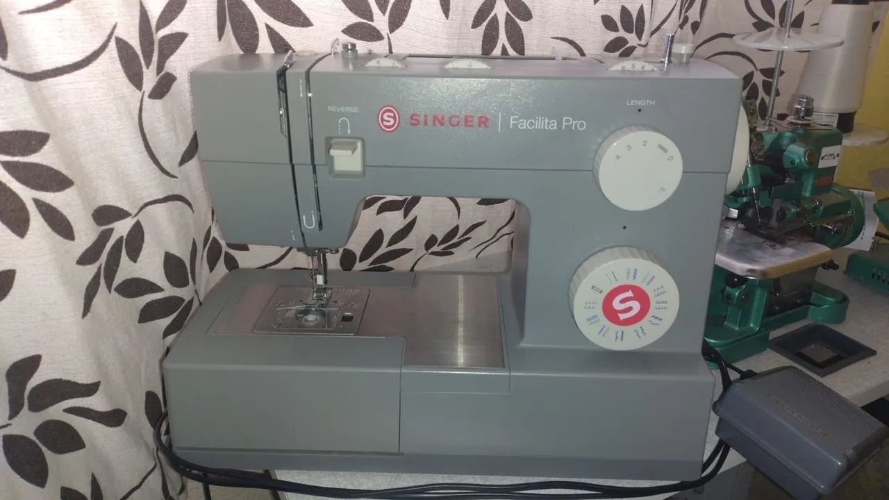 Máquina de costura -Singer- Facilita pro