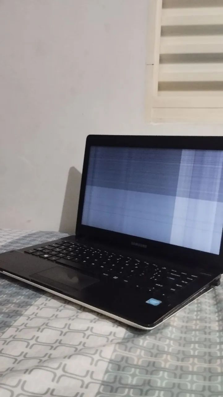 Notebook Samsung Essentials E21 Branco, 8GB, 119 GB SSD, Windows 10, Intel Celeron 3205U<br> - Foto 2
