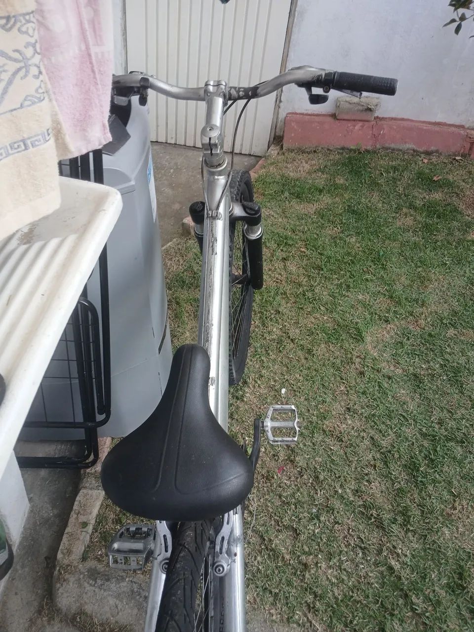 Bicicleta aro 26 com pneu furado - Foto 4