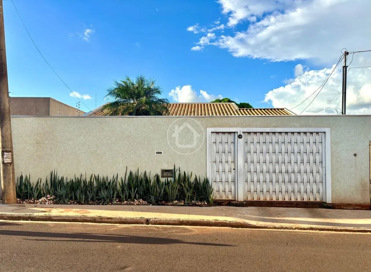 CASA COM 03 QUARTOS E AMPLO QUINTAL