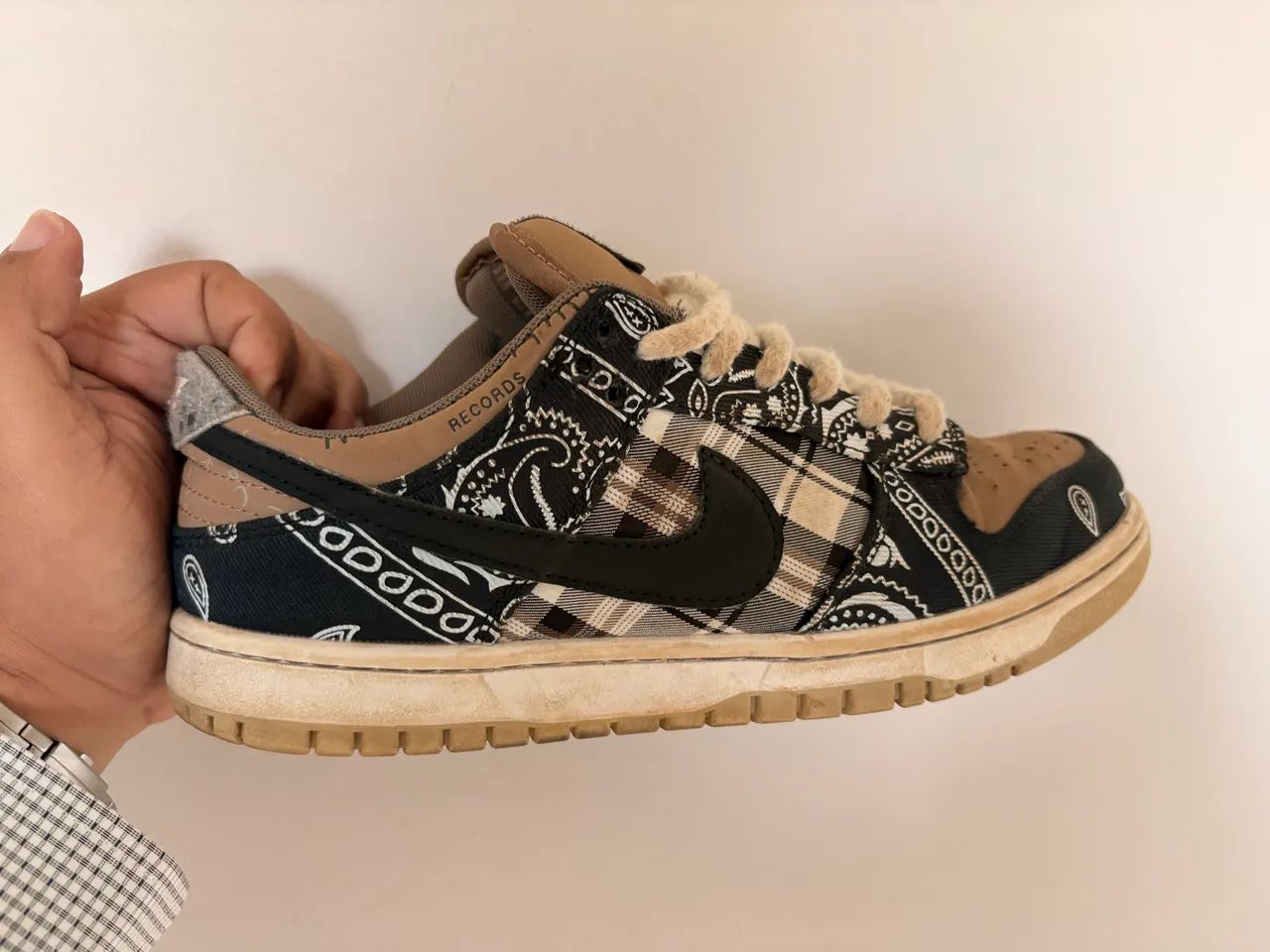 Tenis Travis Scott x Nike SB Dunk Low Cactus Jack - Foto 4