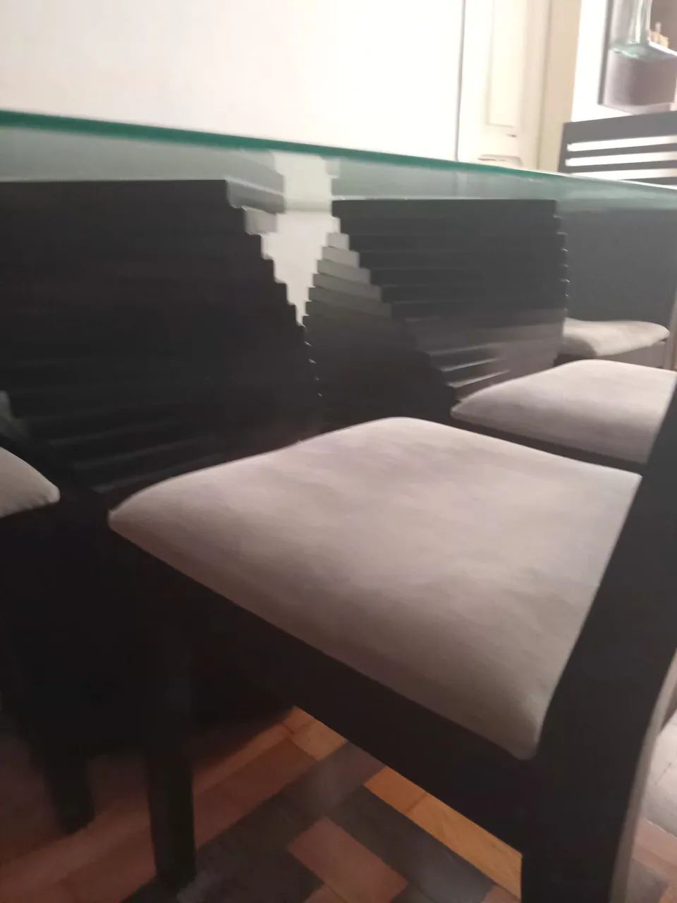 Mesa tampo se vidro com 6 cadeiras e aparador - Foto 5