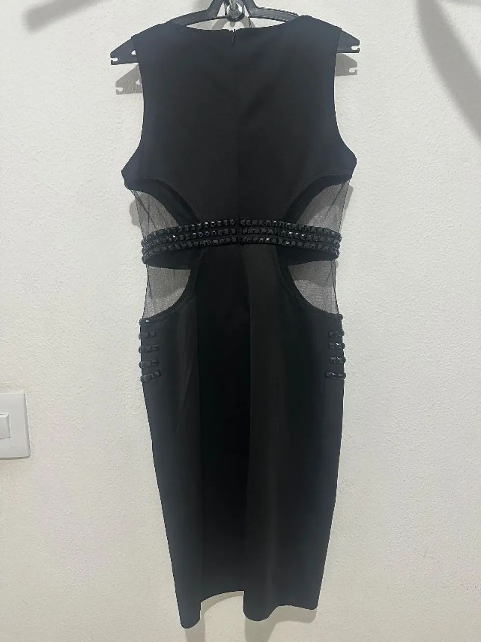 Vestido curto de festa com decote e pedrarias - Foto 3