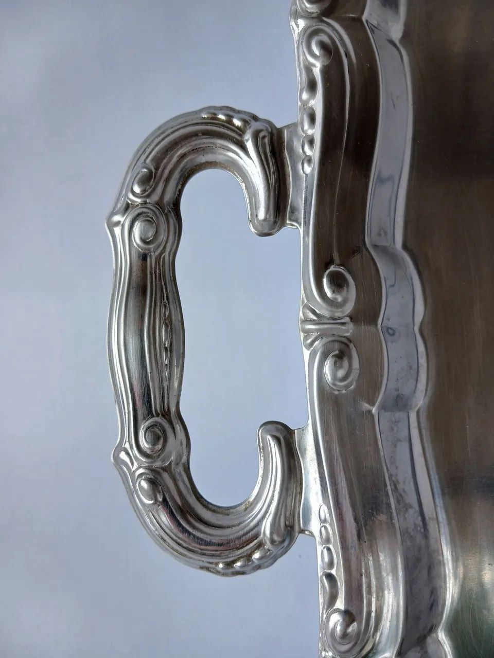 Bandeja Antiga em Metal Prateado com Alças Ornamentadas - Estilo Clássico - Foto 2