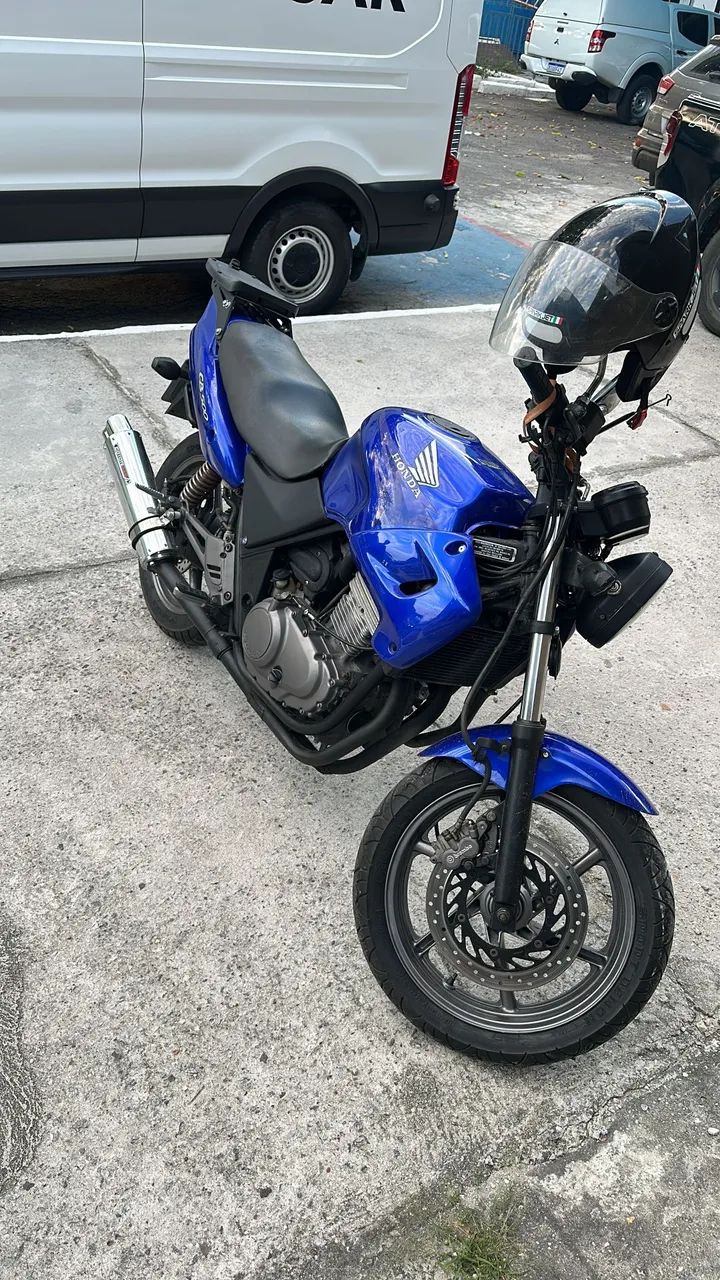 CB 500 recentemente pintada e restaurada.
