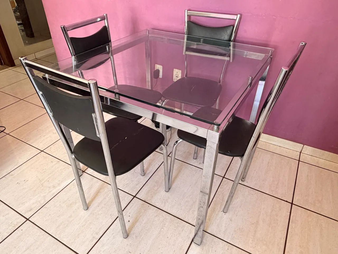 Mesa de metal com tampo de vidro e 4 cadeiras  - Foto 3