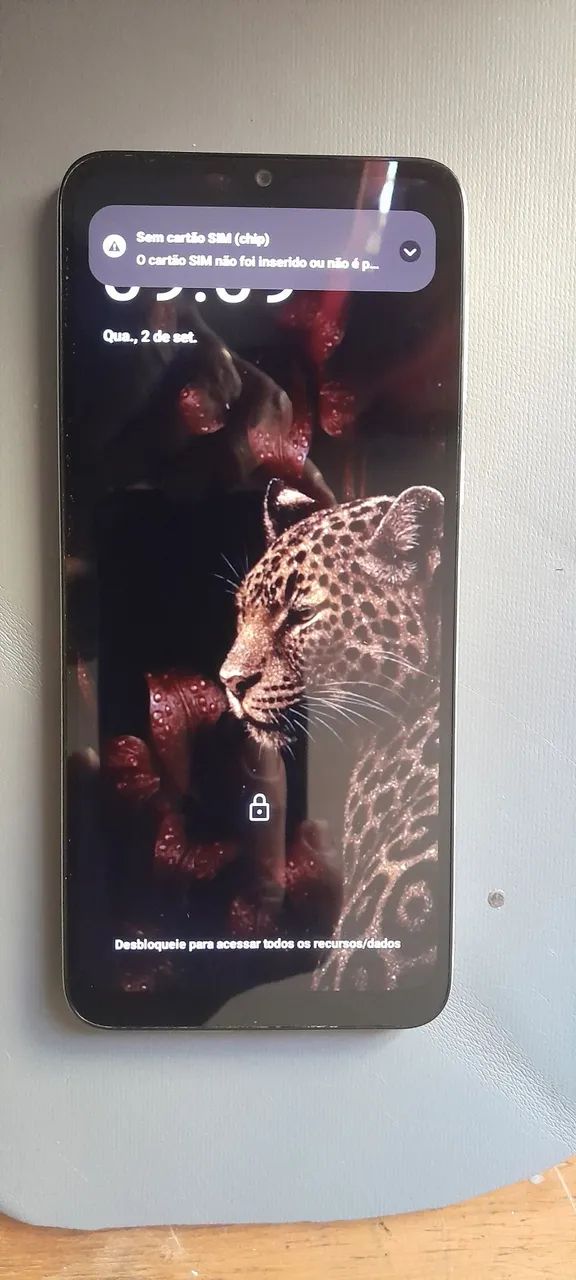 CELULAR MOTOROLA E13 64 MUITO NOVO E SEM NENHUM ARRANHÃO 