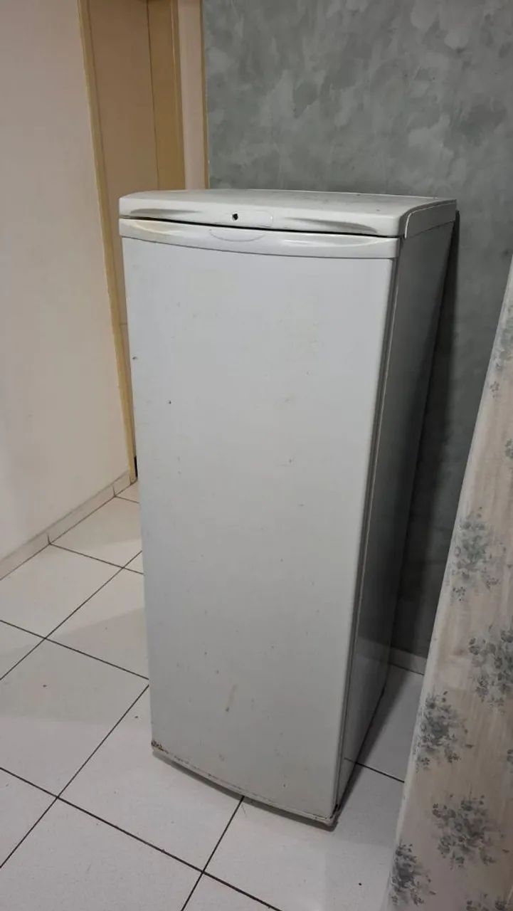 Geladeira pequena eletrolux funcionando bem