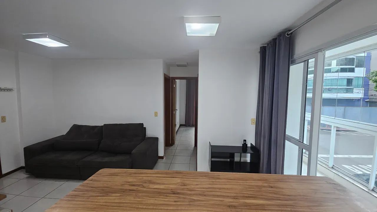 Imóvel mobiliado com dois quartos, varanda com fechamento, split no quarto e bem localizad - Foto 3