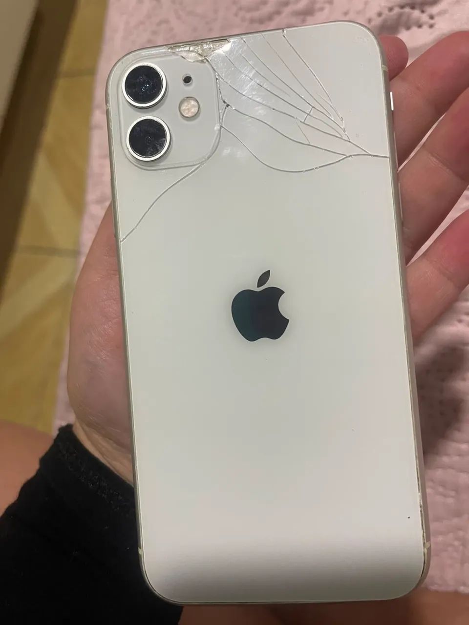 Vendo iPhone 11 funcionando tudo perfeitamente só está com a traseira quebrada  - Foto 2