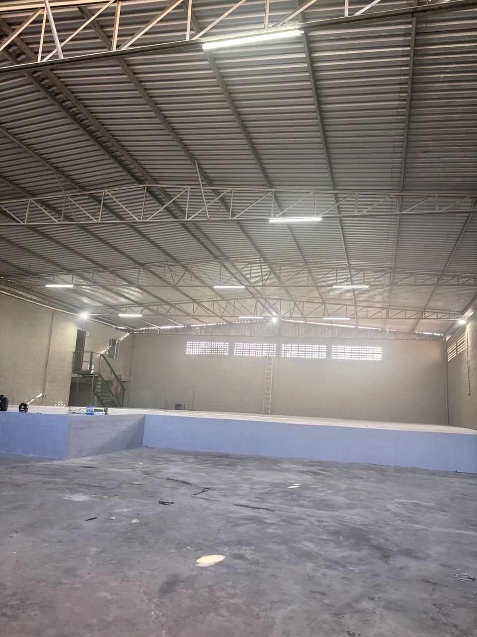 Alugo galpão de 650 metros com doca  - Foto 2