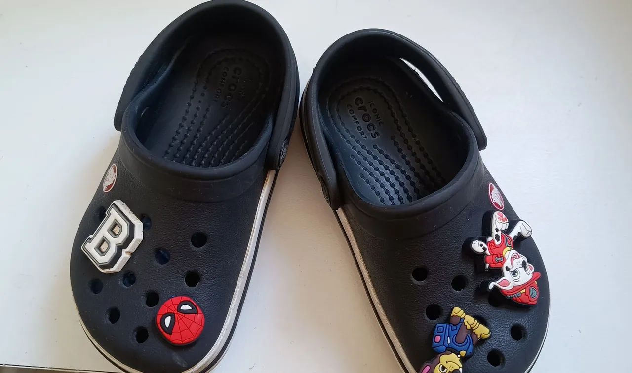 Crocs ORIGINAL Preta com Jibbitz em Perfeito Estado