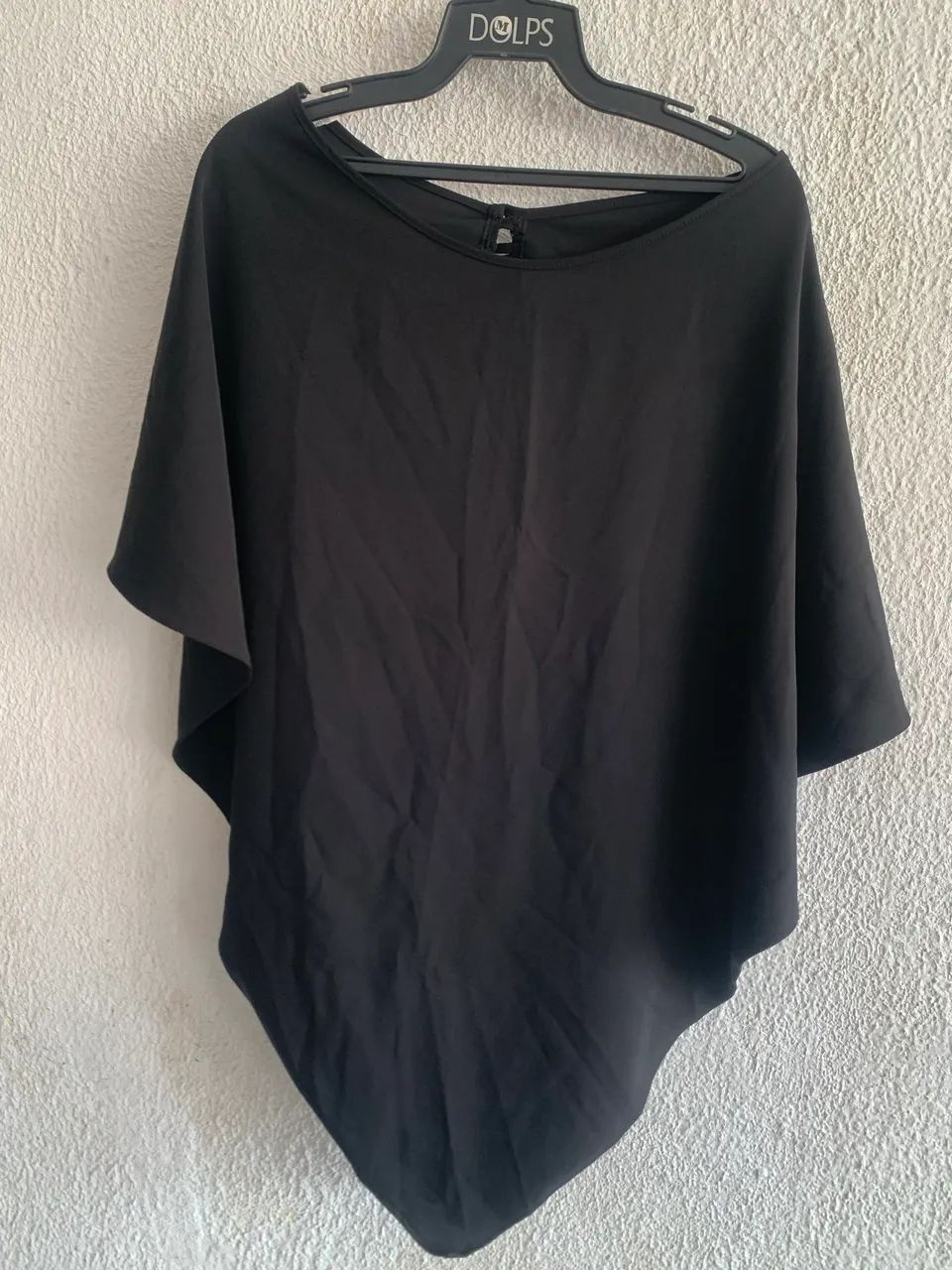 Blusa preta com botões atrás linda!