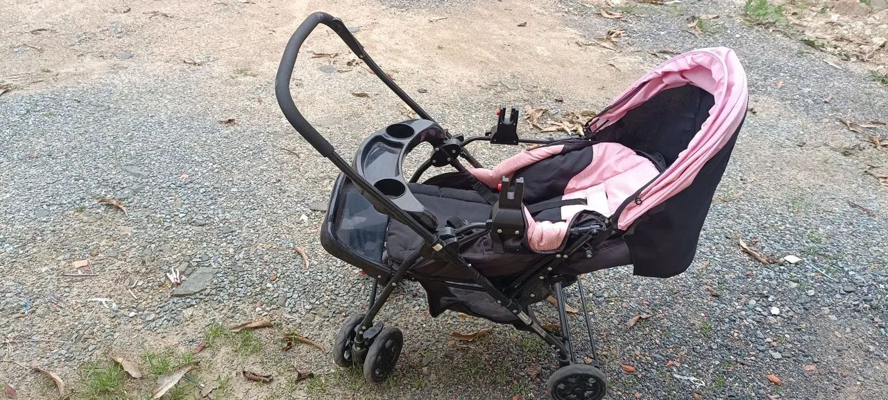 Carrinho com bebê conforto