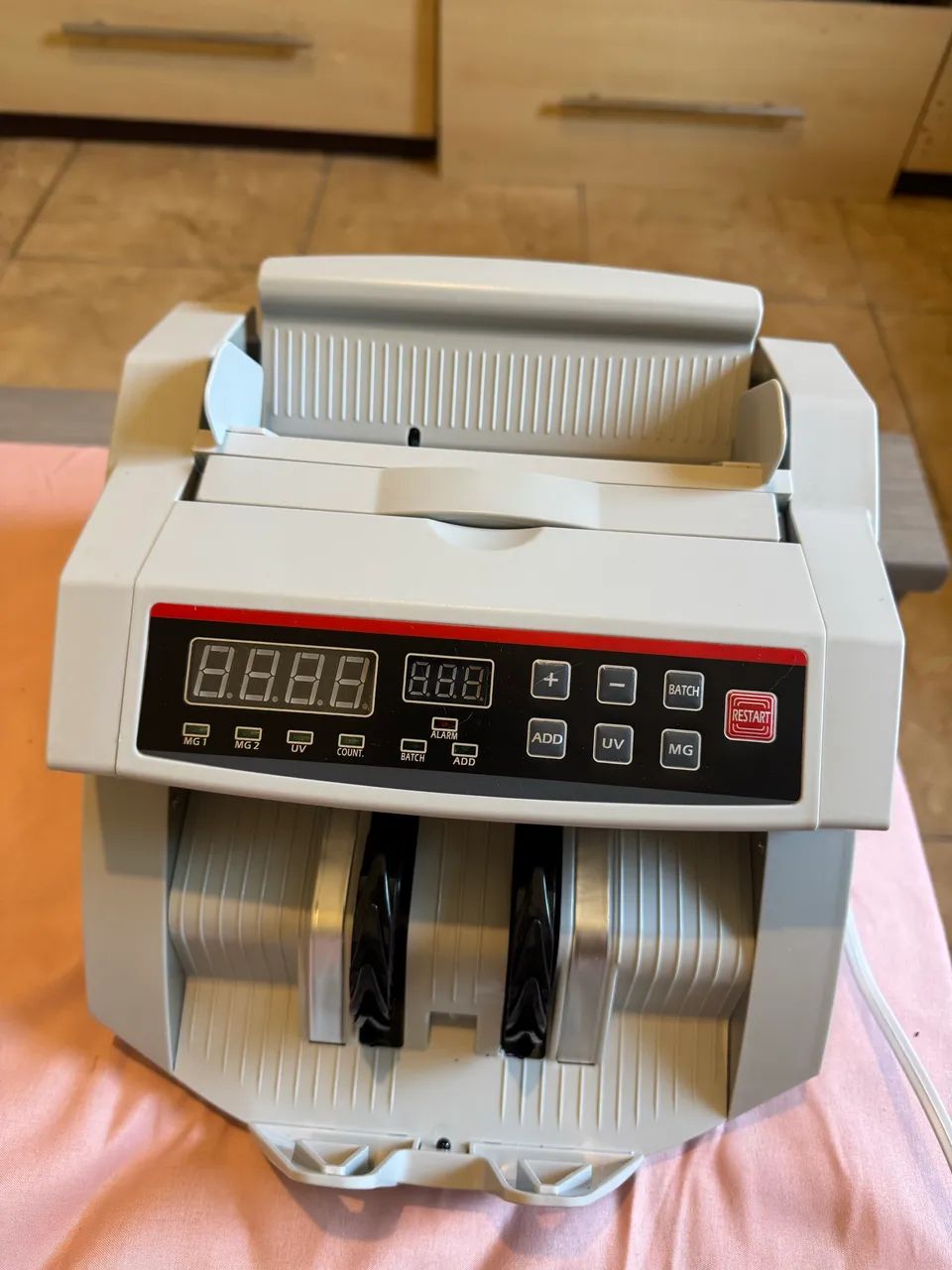 Máquina de contar cédulas detecta nota falsa  - Foto 2