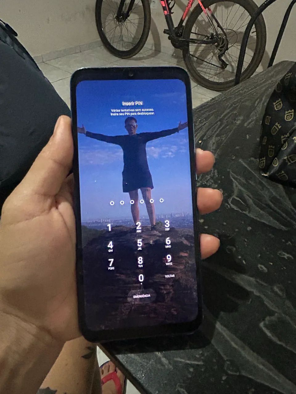 Celular semi novo, único dono.