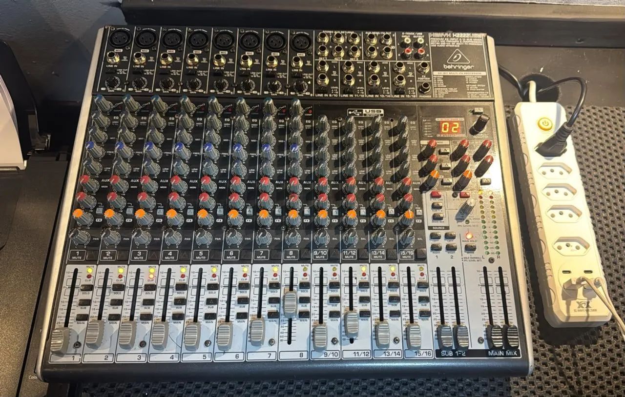 Mesa de Som Behringer - Analógica
