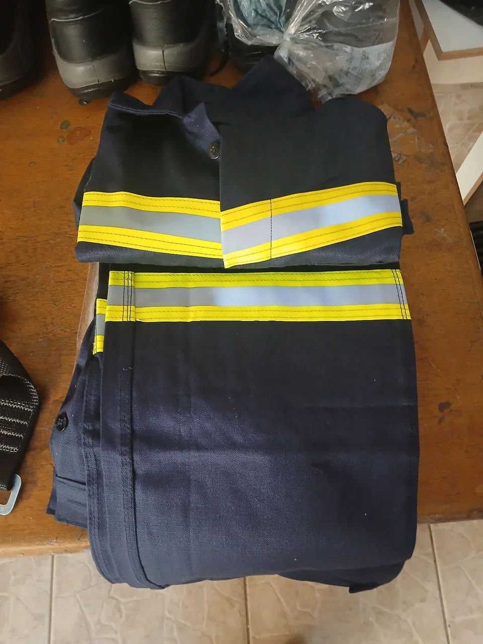 Uniformes, Botas,cinto de segurança  novos.