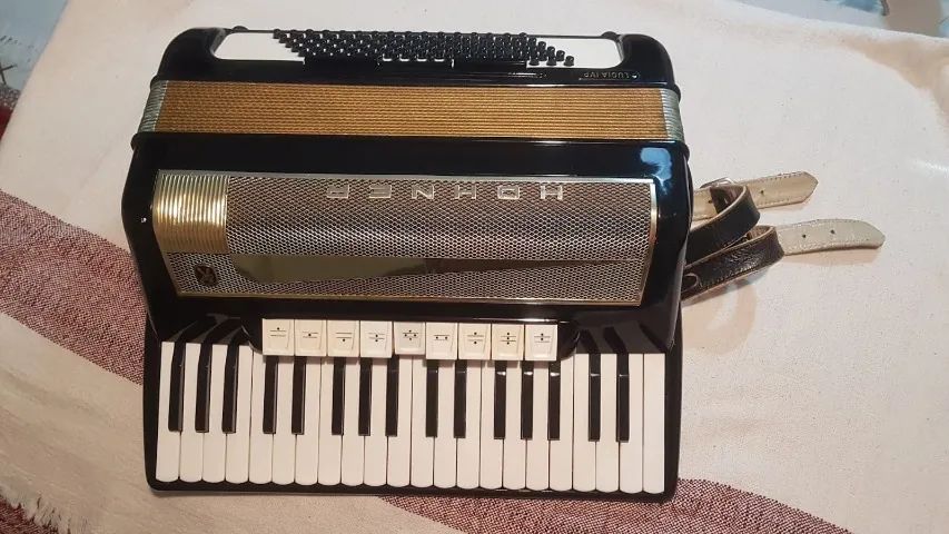 Acordeon Hohner 96 baixos - Foto 3