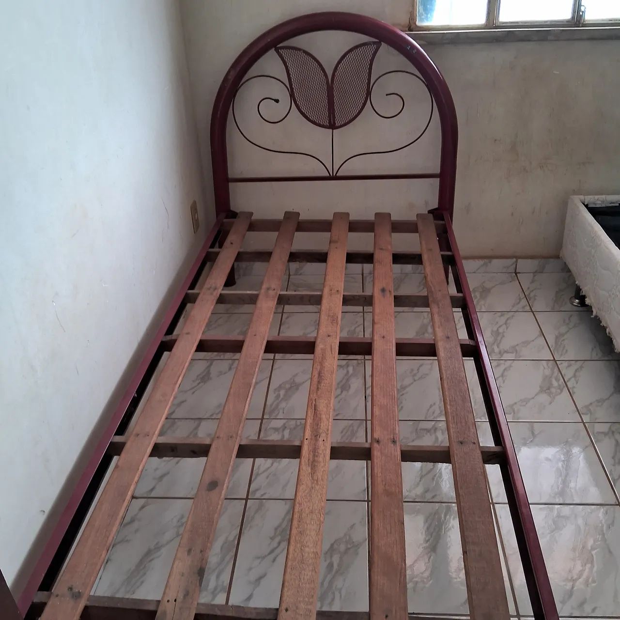 Vende-se uma cama de solteiro 