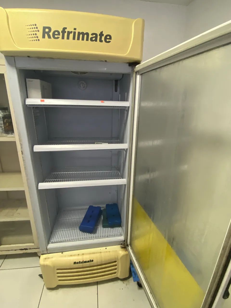 refrigerador expositor vertical comercial da Refrimate