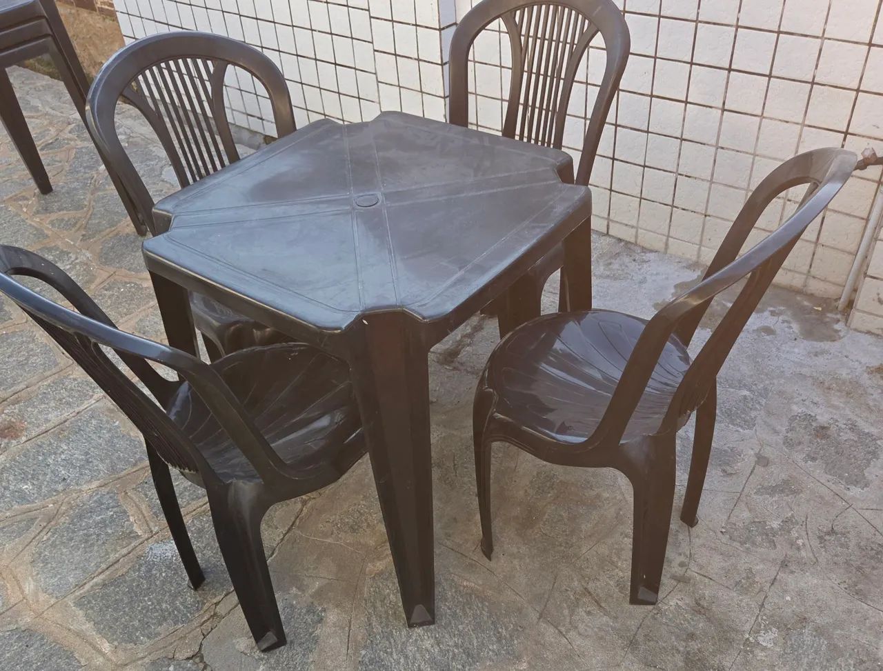 Mesa com 4 cadeiras de plástico preta - Foto 3