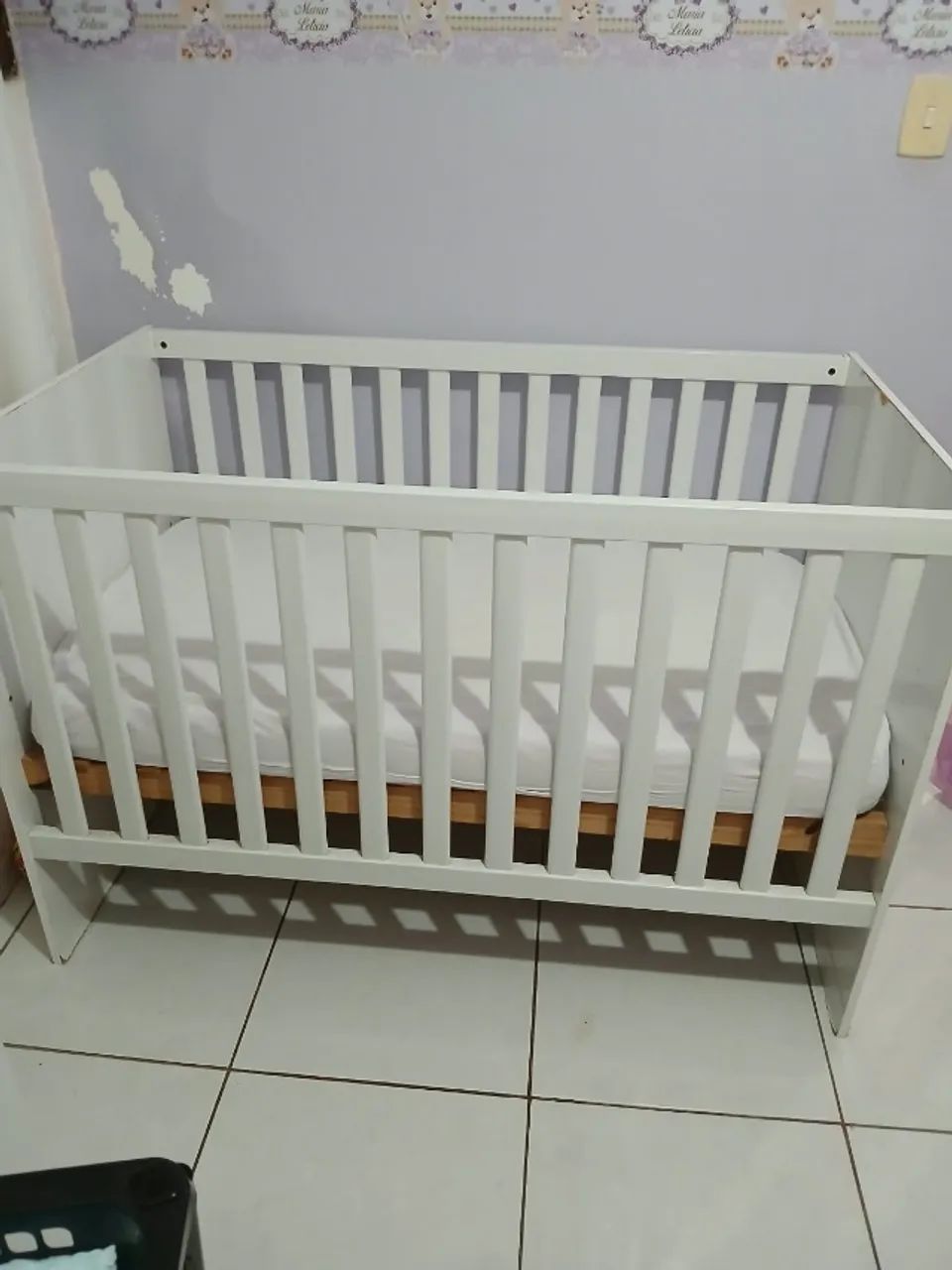 Berço branco com mosquiteiro 