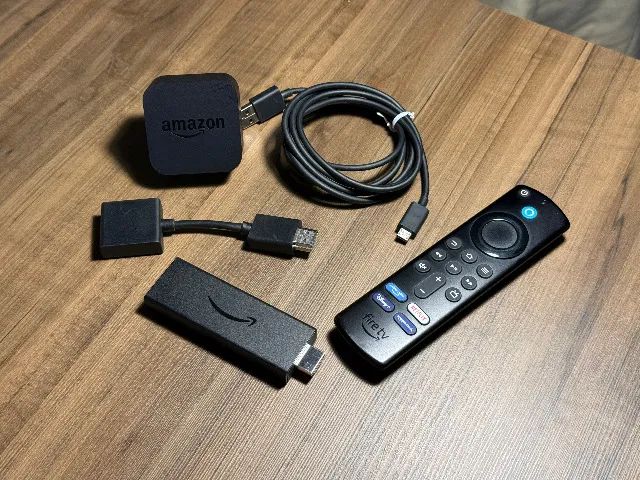 Amazon Fire TV Stick HD 3ª geração com controle e acessórios