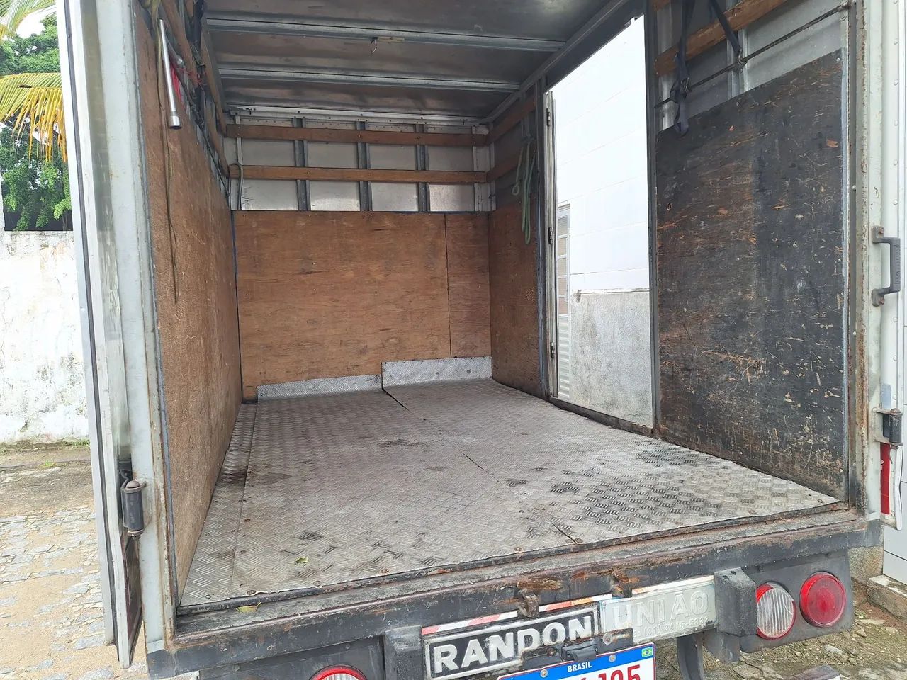 KIA Bongo UK 2500 Baú Randon carga seca 2. dono toda revisada e com pneus novos  - Foto 14