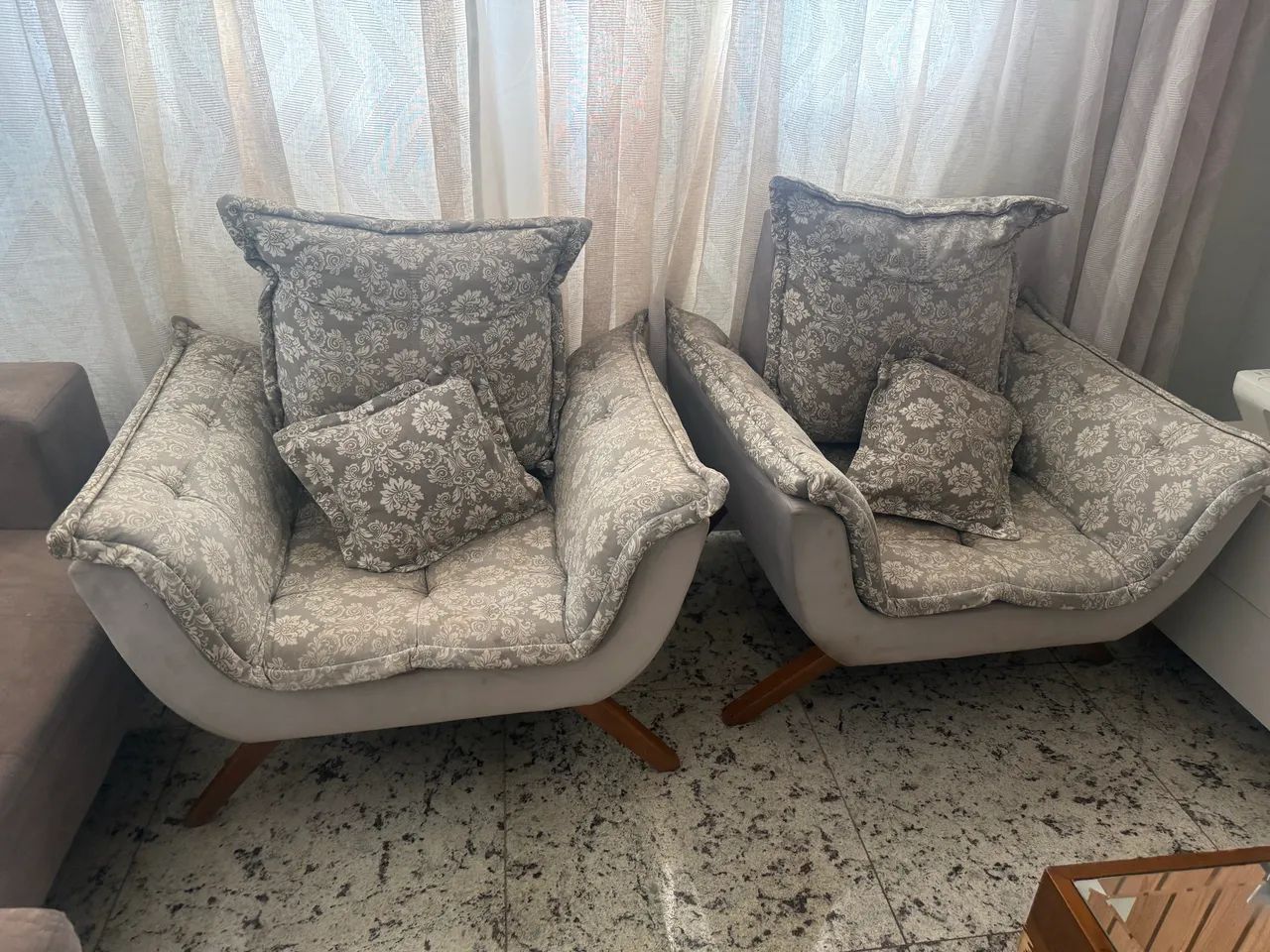 Poltronas floral pés palito em madeira. - Foto 4