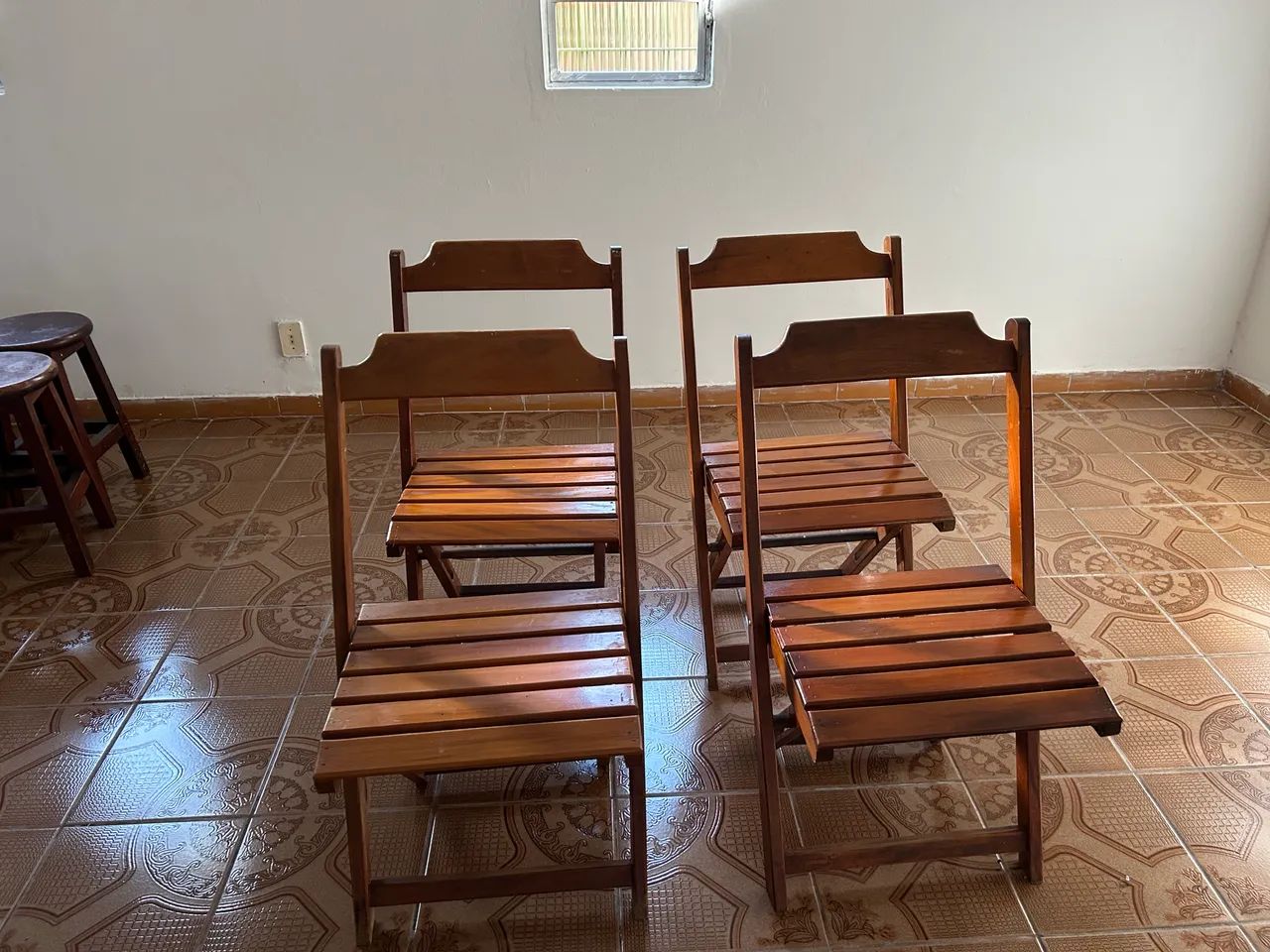 4 cadeiras dobráveis de madeira resistente - Foto 2