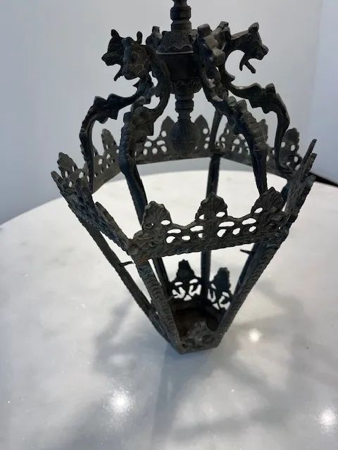 Luminária antiga, lanterna pendente de ferro fundido, estilo gótico