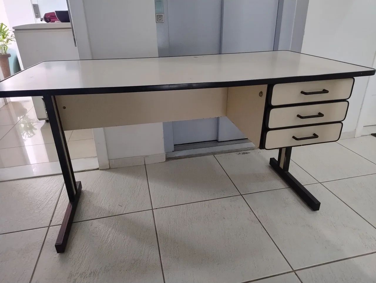 Mesa de escritorio con 3 gavetas