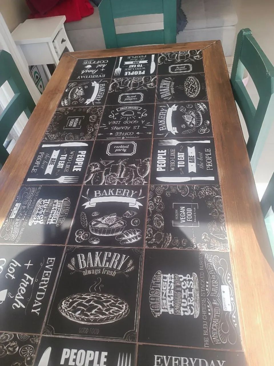 Mesa de madeira maciça com 6 cadeiras  - Foto 5
