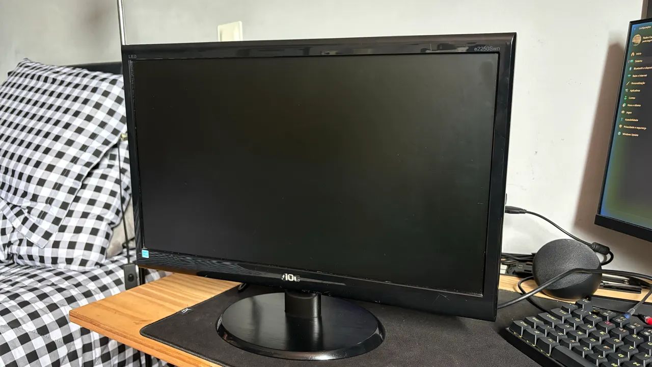 Monitor AOC - NEGOCIÁVEL (mancha na tela mas Funcionando)