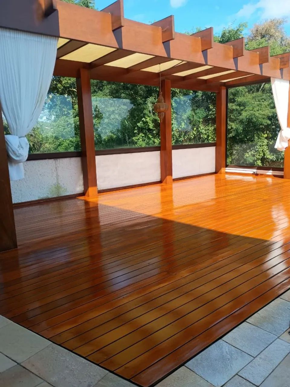 Deck,  Assoalho, pergolado, revestimento de escada. 