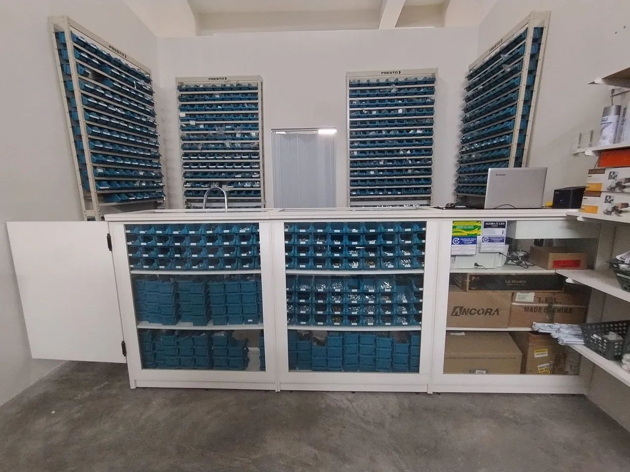 Vende  Ferramentas e Parafusos