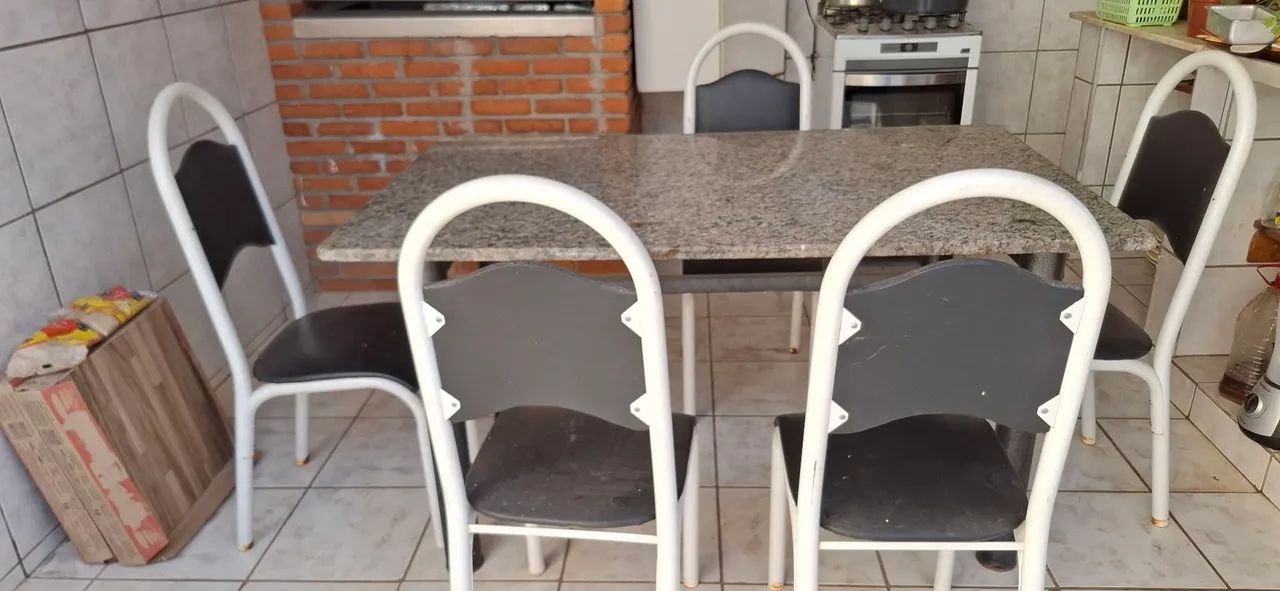 Vendo uma mesa de mármore com 5 cadeiras em perfeito estado  de uso é  usada  - Foto 5