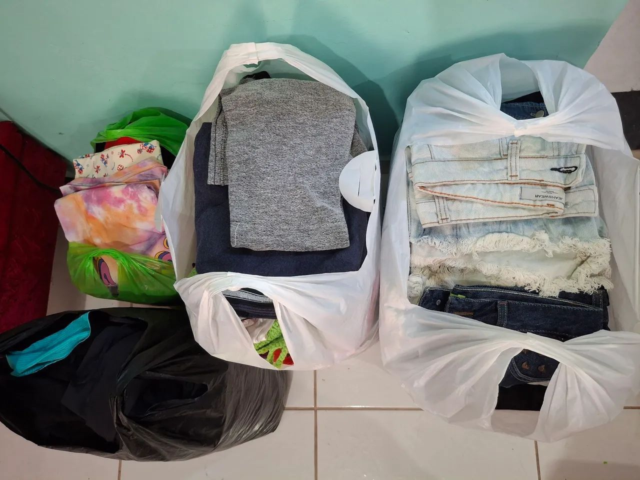 Fardo de roupas para brecho com 150 peças  - Foto 2