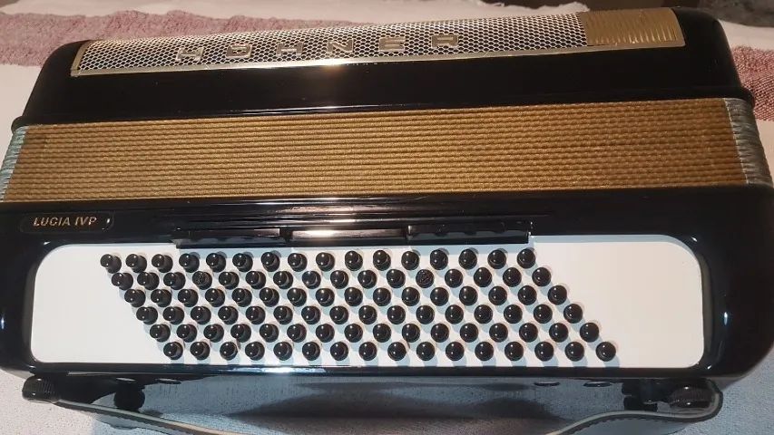 Acordeon Hohner 96 baixos - Foto 4