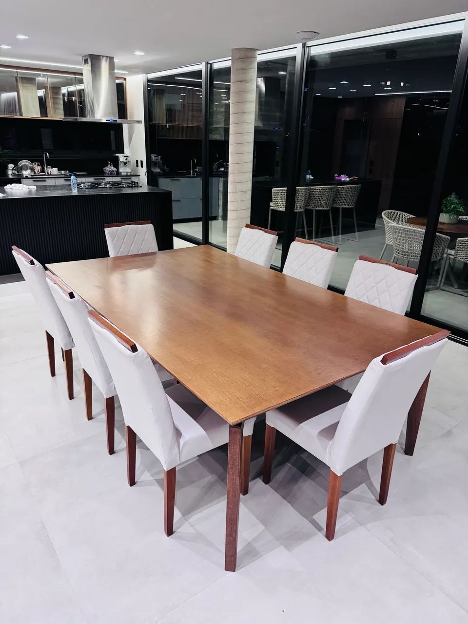 Mesa madeira com 8 cadeiras. Linda!! 