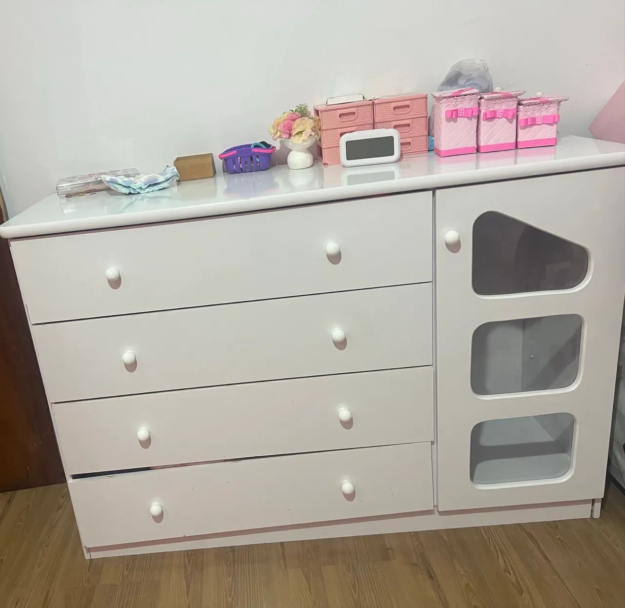Cômoda bebê 4 gavetas e 1 porta 