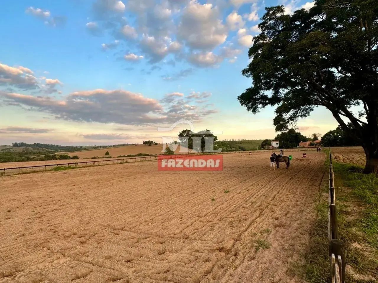 Fazenda 162 hectares Sarapuí - Sp