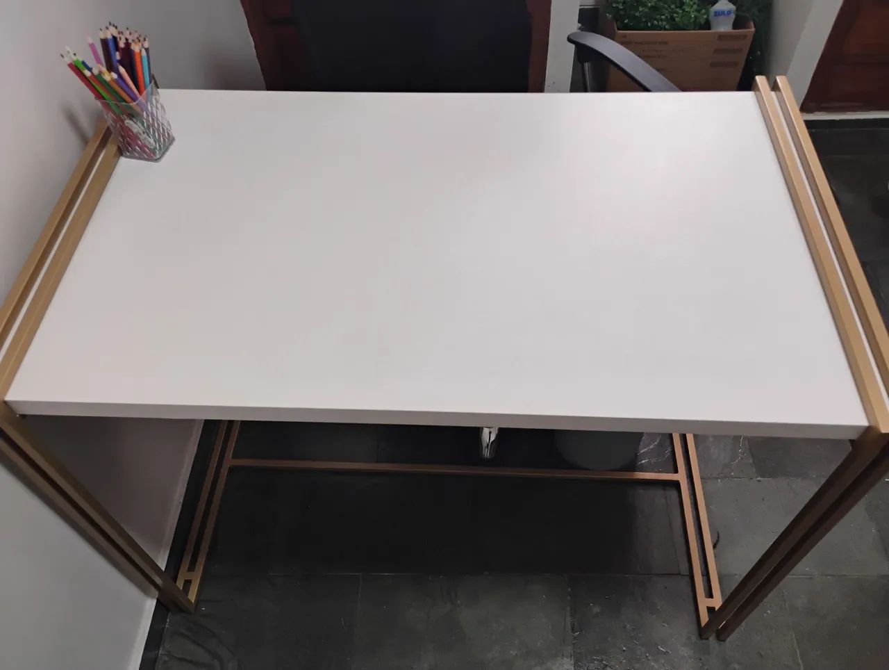 Vendo mesa estilo industrial branca e dourada - Foto 2