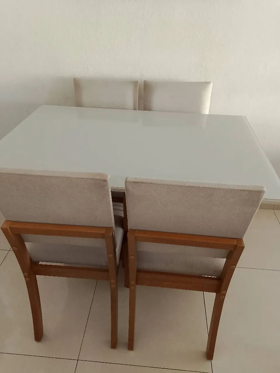 mesa madeira em MDF com 4 cadeiras estofadas  e tampo de vidro na cor off-white  - Foto 2